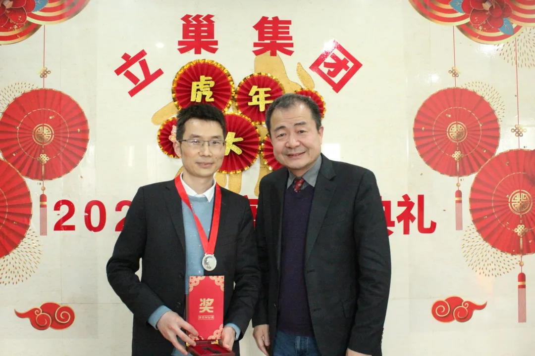 十年服务期员工与陈董.jpg