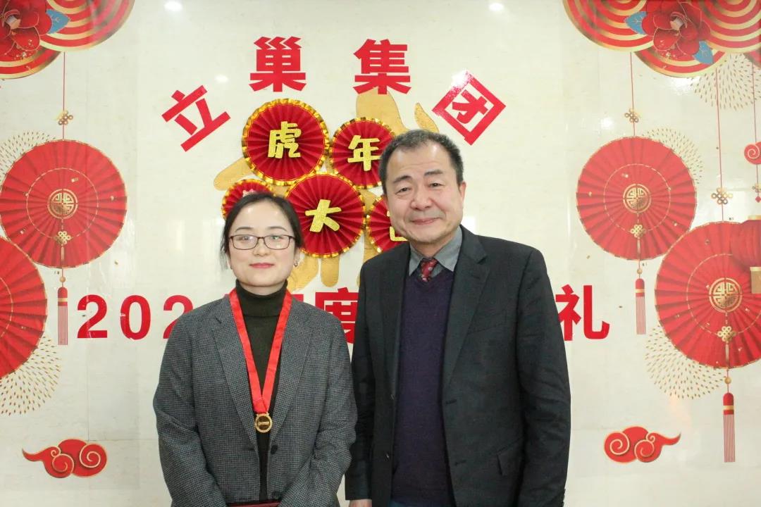 十五年服务期员工与陈董.jpg