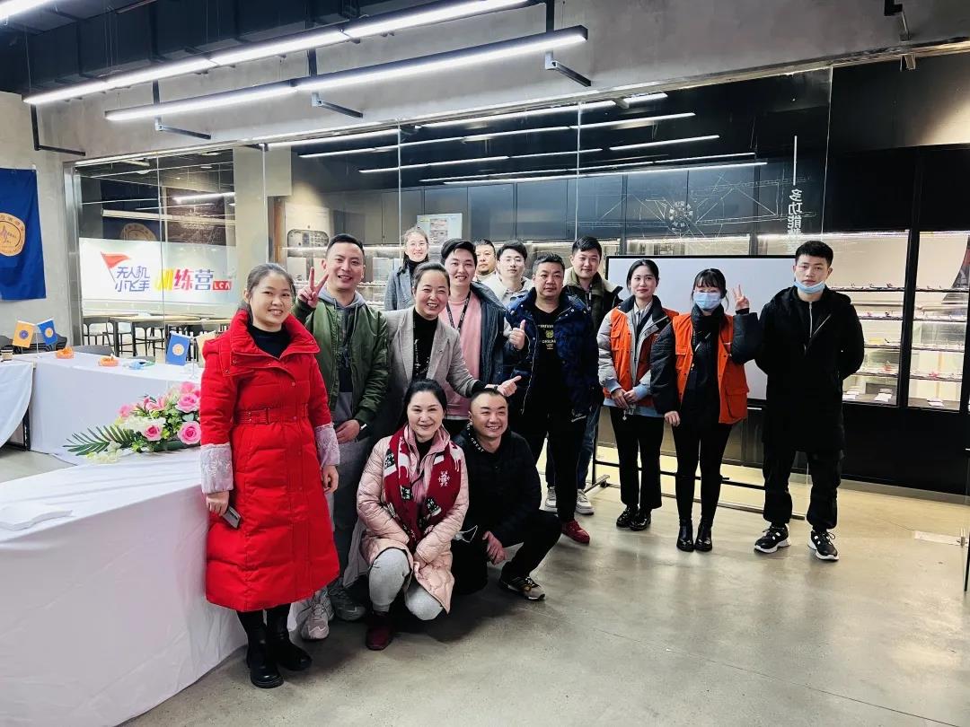 成都立巢航空博物馆分会场合影.jpg